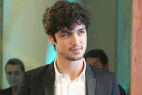 O jovem ator Gabriel Leone completa hoje 32 anos de idade.