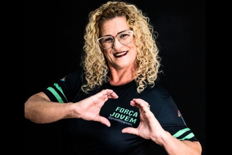 Conheça Adriana Pupo Maia — voz, coração e propósito no ar!