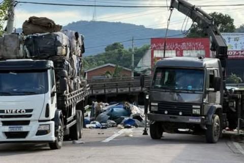 Caminhão de sucata tomba e provoca mudanças no trânsito na Vila Rami, em Jundiaí