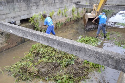 Prefeitura realiza limpeza no Córrego Pinheirinho