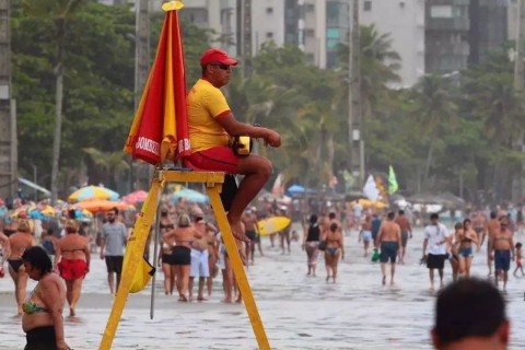 Praias lotadas no Carnaval elevam número de resgates e acendem alerta no litoral paulista