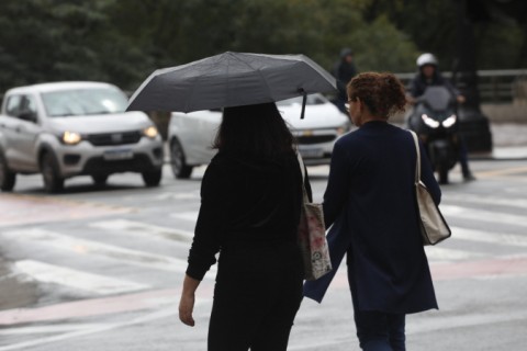 Calor e alta umidade favorecem pancadas de chuva isoladas em São Paulo nesta terça