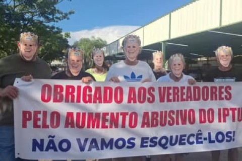 Protesto contra reajustes de taxas municipais marca Carnaval em Vinhedo