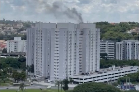 Bombeiros evacuam prédio após incêndio em apartamento no Jardim Samambaia