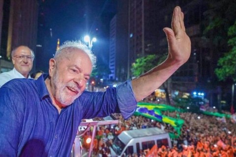 Do agreste à Passarela: Acadêmicos de Niterói aposta na trajetória de Lula como enredo para 2026