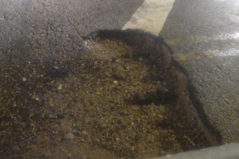 Buraco em rua de Várzea Paulista vira prejuízo e revolta motoristas de aplicativo